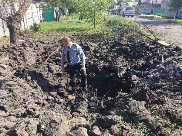 Поліція показала Красногорівку після обстрілу. Аброськін заявив, що сепаратисти "привітали" дітей із закінченням навчального року.
