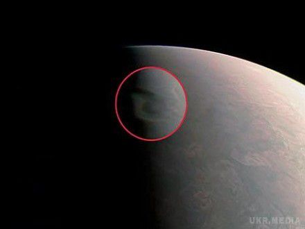 Зонд Juno зняв гігантські торнадо на Юпітері. Juno добирався до Юпітера п'ять років і вийшов на орбіту навколо планети в липні 2016 року.