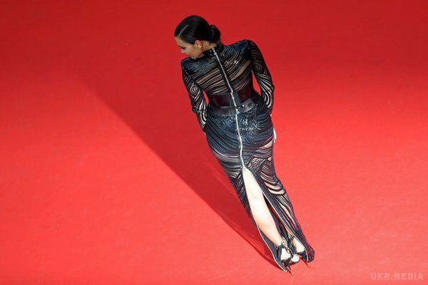 Ірина Шейк вийшла в світ у відвертому вбранні з латексними вставками. Модель продемонструвала на червоній доріжці сміливий образ