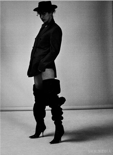 Без штанів і білизни: Белла Хадід знялась в провокаційній фотосесії. Моделям не звикати до фотосесій. Це частина їх роботи.