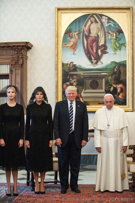 У Ватикані Іванка Трамп прийняла фото італійського футболіста за образ святого (фото). 45-й президент США, 70-річний Дональд Трамп (Donald Trump) завжди відрізнявся різкими висловлюваннями і неоднозначними вчинками. Не відстає від чоловіка і перша леді - свавільна Меланія Трамп. 