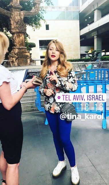 Українські прапори, квіти і ефектні образи: Тіна Кароль побувала в Ізраїлі (фото). Співачка охоче фотографувалася з усіма охочими прямо на сцені.