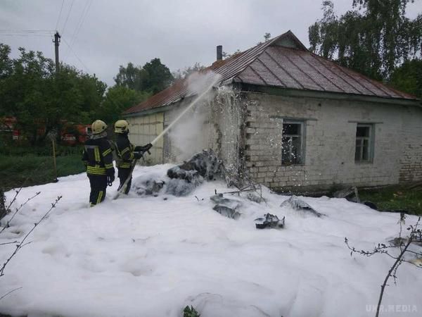 Рятувальники розповіли подробиці падіння літака на будинок під Черніговом. Літак впав у двір житлового будинку та пошкодив 10 квадратних метрів зовнішньої стіни будинку, але мешканці не постраждали. 