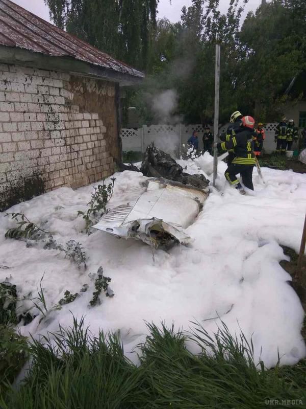 Рятувальники розповіли подробиці падіння літака на будинок під Черніговом. Літак впав у двір житлового будинку та пошкодив 10 квадратних метрів зовнішньої стіни будинку, але мешканці не постраждали. 