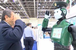 В ОАЕ на службу в поліцію заступив робот. Заявляється, що це перший в світі працює в реальних умовах робот-поліцейський
