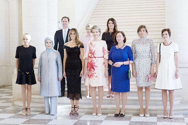Перша леді Франції Бріжит Макрон своєю міні-сукнею відвернула увагу від Меланії Трамп. Поки президенти країн великої "сімки" займалися політичними питаннями в Бельгії, їх дружини зустрілися в музеї Магрітта, а потім у брюссельському королівському палаці. 