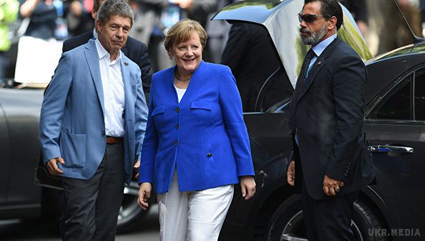 Меркель і Трамп на полях саміту G7 обговорили ситуацію в Україні. Канцлер Німеччини охарактеризувала атмосферу першого дня саміту "Великої сімки" "конструктивною і дуже чесною". Вона підкреслила важливість прийняття заяви про заходи боротьби з тероризмом.