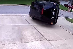 Щось пішло не так: спроба зробити ефектний трюк на позашляховику закінчилася невдачею (відео). Водій хотів виконати поліцейський розворот, але замість цього розбив авто.