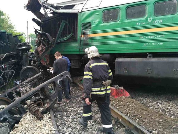 Зіткнення поїздів в Хмельницькій області: з'явилися свіжі фото. Пасажири були евакуйовані з місця події. 
