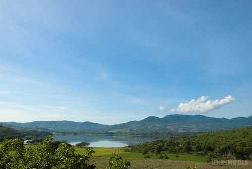 У Гватемалі зникло озеро. Дивлячись на опубліковані кадри, важко уявити, що всього два роки тому ці землі були дном великого гватемальського озера, яке відігравало важливу роль у житті місцевого населення.