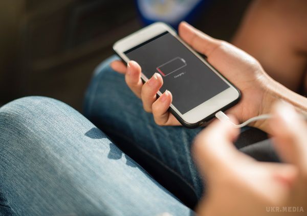 Популярни міфи про зарядку телефону. Коли йдеться про батарею, варто пам'ятати кілька правил, що варто робити зі своїм смартфоном, а чого краще уникати.