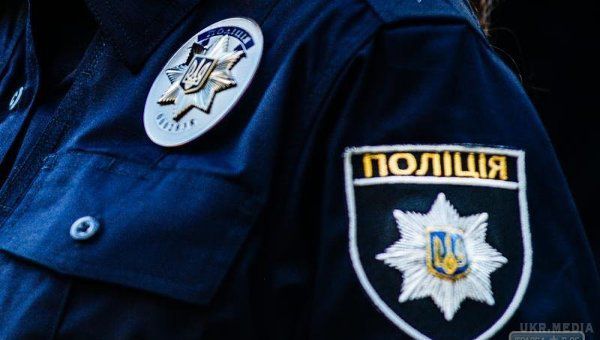 Невідомі влаштували атаку на телеканал у Краматорську. Як видно з камер відеоспостереження, до офісу "Донецької регіональної дирекції" підійшли двоє молодиків, один з яких розбив напівскляний блок вхідних дверей. 