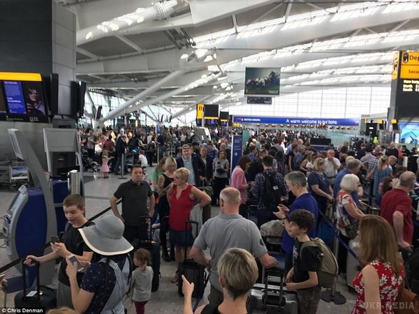 Сотні пасажирів застрягли в аеропортах: фото і подробиці НП з British Airways. Авіакомпанія British Airways скасувала всі польоти з найбільшого аеропорту Великобританії і Європи Хітроу, а також другого з обігу пасажирів лондонського аеропорту Гетвік. 