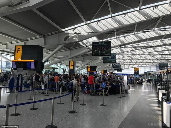 Сотні пасажирів застрягли в аеропортах: фото і подробиці НП з British Airways. Авіакомпанія British Airways скасувала всі польоти з найбільшого аеропорту Великобританії і Європи Хітроу, а також другого з обігу пасажирів лондонського аеропорту Гетвік. 
