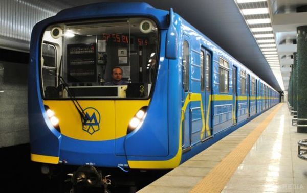 У Києві при спробі проїхати на вагоні метро загинув зацепер. У Києві при спробі проїхати на вагоні метро загинув зацепер.