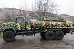 Українські військові отримали нові "КрАЗи" для всіх видів бездоріжжя. Автоцистерни призначені для транспортування пального, заправки автомобілів і бронетехніки ЗСУ.