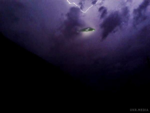 У Техасі помітили НЛО під час грози. У Мережі з'явилося відео, на якому зображено паруминутне явище НЛО. 
