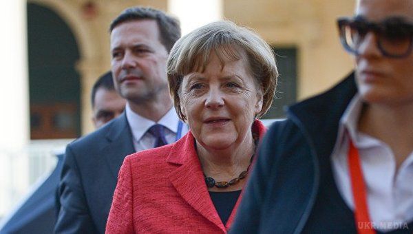 Меркель подружилася з дружиною Макрона: з'явилося фото. Канцлер Німеччини опублікувала веселе фото.