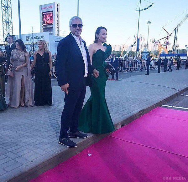 Альбіна Джанабаєва у вбранні з пікантним декольте вийшла у світ з Валерієм Меладзе (фото). Пара відвідала музичну премію телеканалу RU.TV