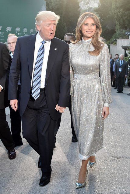 Меланія Трамп в розкішному вбранні від Dolce & Gabbana затьмарила Бріджит Макрон (фото). Дружина Дональда Трампа вибрала сріблясту сукню з ефектом металік і сяючі туфлі-човники.