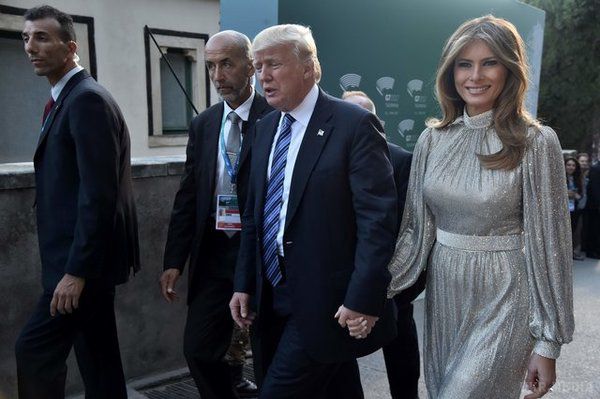 Меланія Трамп в розкішному вбранні від Dolce & Gabbana затьмарила Бріджит Макрон (фото). Дружина Дональда Трампа вибрала сріблясту сукню з ефектом металік і сяючі туфлі-човники.