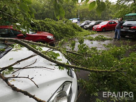 Жертвами урагану в Москві стали шість осіб – ЗМІ. За даними агентства "Інтерфакс", ураганний вітер, валивший дерева в російській столиці, став причиною загибелі людей.