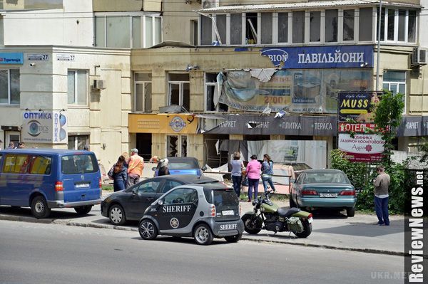 Прорив труби в Києві: вода досягла сьомого поверху. Діаметр прорваної труби - два метри. Постраждали припарковані поруч автомобілі і будинок неподалік.