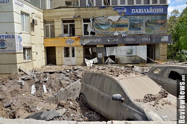 Прорив труби в Києві: вода досягла сьомого поверху. Діаметр прорваної труби - два метри. Постраждали припарковані поруч автомобілі і будинок неподалік.