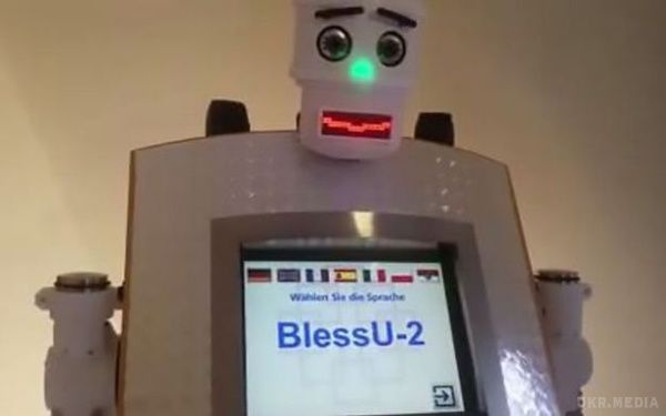 У храмі Німеччини священика замінили роботом. Віруючі дуже неоднозначно реагують на робота.