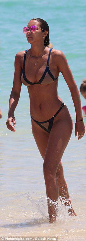 Розкішна модель Victoria's Secret показала принади у спокусливому купальнику. Модель Лаіс Рібейро відпочила у Флориді.