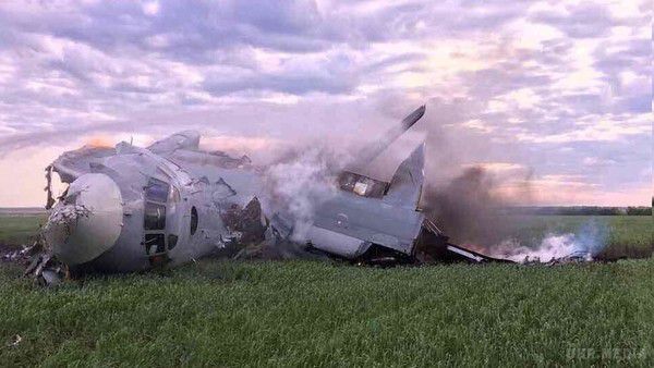 Перші фото з місця аварії Ан-26 в Саратовській області. Опубліковані перші фотографії з місця катастрофи військово-транспортного літака Ан-26 на аеродромі в Балашове Саратовської області.