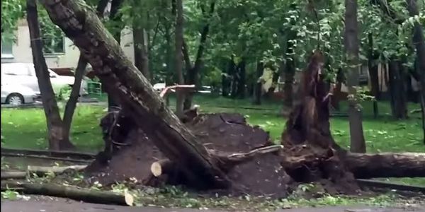 На Москву насувається новий сильний ураган. Більшість москвичів не отримали повідомлень про першому штормі, які забрав життя 15 людей.