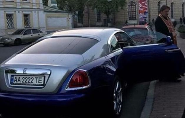 Скандальний Rolls-Royce священика Києво-Печерської лаври потрапив у ДТП. Інцидент стався на бульварі Лесі Українки.