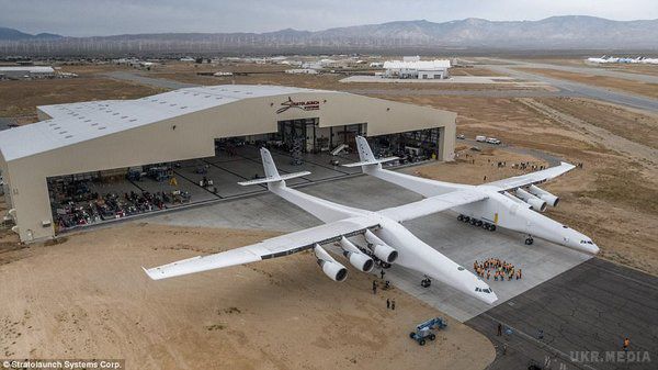  В американському штаті Каліфорнія показали найбільший у світі літак - ( фото і відео).  У США в пустелі Мохаве вперше продемонстрували літак Stratolaunch з найбільшим у світі розмахом крила — 117 метрів