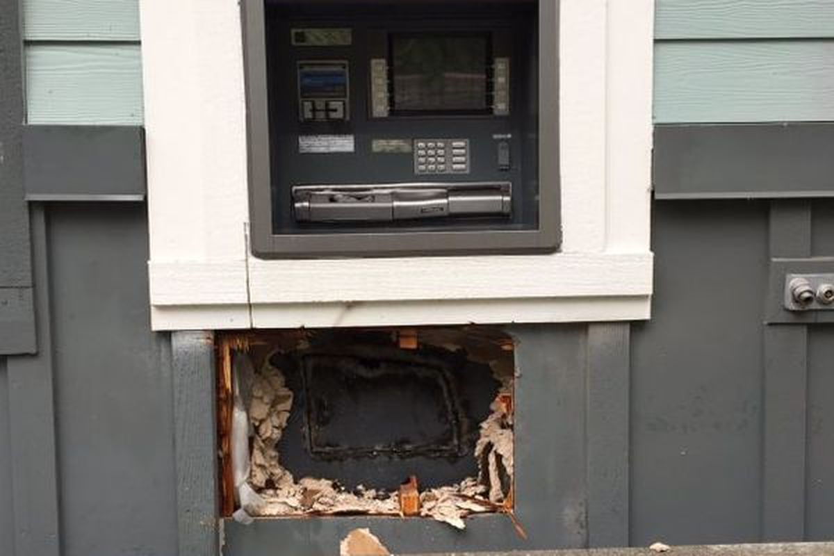 У США грабіжники випадково спалили всю готівку, коли грабували банкомат. Зловмисники намагалися спалити зовні машину за допомогою паяльника, щоб отримати доступ до каси.