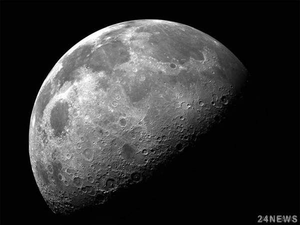 Вчені виявили лід на поверхні Місяця. Вчені зробили сенсаційну заяву про Місяць.