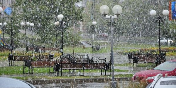У Москві випав сніг. У столиці Росії, Москві йде мокрий сніг, крім того москвичів попереджають про сильний вітер.