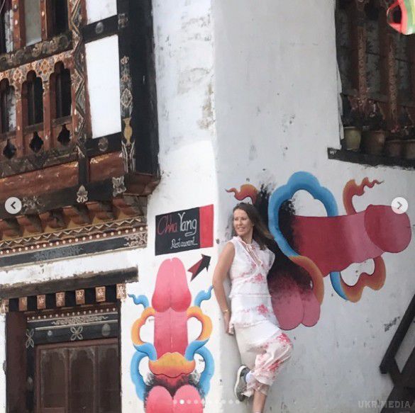 Ксенія Собчак в захваті від країни Драконів і фалосів. Завзята мандрівниця Ксенія Собчак, яка вивчає в даний момент Бутан, заповнила свій Instagram зображеннями всіляких пенісів і підписала їх за допомогою нецензурного слова.