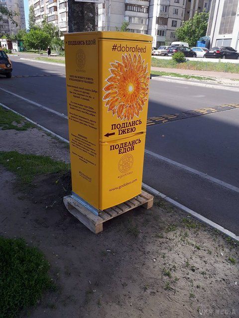 У Києві з'явилися холодильники для бажаючих поділитися їжею. З них же можна взяти продукти, якщо ви в них потребєте.