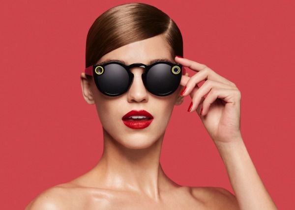 У Європі з'явилися окуляри Snapchat Spectacles. Всесвітньо відома американська компанія Snap, до розробки якої належить популярний месенджер Snapchat, повідомила на своєму офіційному сайті про старт продажів очок Spectacles на території Європи. 