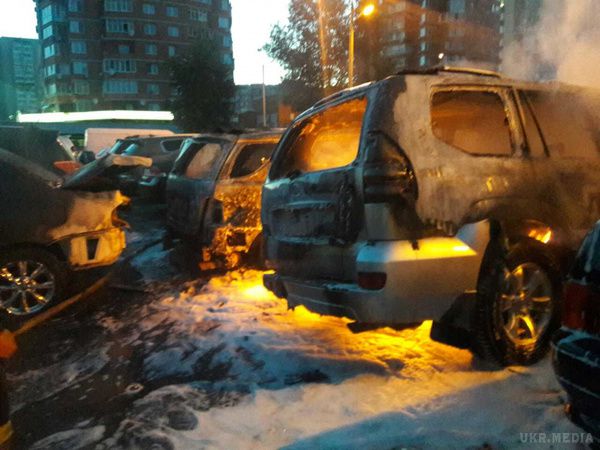 У Києві на Троєщині згоріли 3 автомобіля, 5 пошкоджені вогнем. Фото. У Києві на Троєщині згоріли 3 автомобілі, 5 пошкоджені вогнем, жертв і постраждалих немає. 