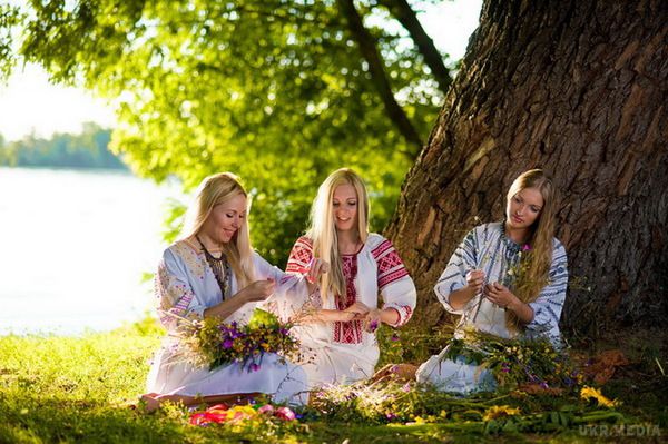 Зелені святки 2017: традиції, обряди, які трави святити на Трійцю. У православному календарі червня є особлива дата, на яку особливу увагу звертають віруючі: Трійця 2017.