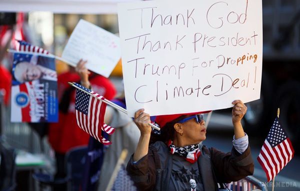 У США пройшли марші проти Трампа. Рішення Трампа про вихід із кліматичної угоди обурило американців.