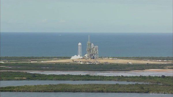 SpaceX успішно відправила на МКС вантажний корабель Dragon. Американська компанія SpaceX запустила ракету-носій Falcon 9 з вантажним кораблем Dragon на Міжнародну космічну станцію.
