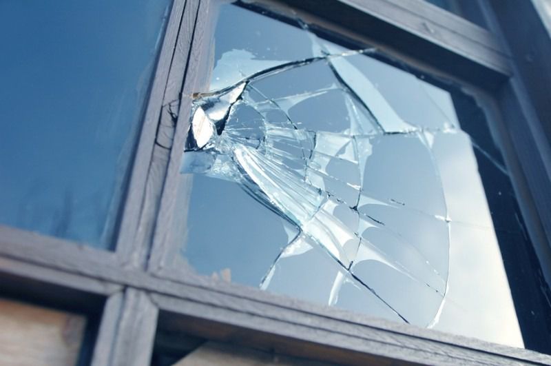 У Луцьку поліція витягла самогубця з 9-го поверху через розбите вікно. Патрульні врятували студента, який намагався покінчити з собою