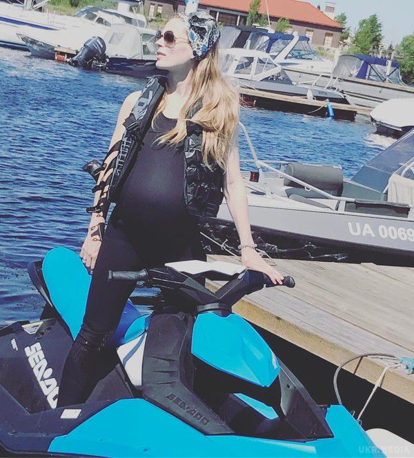 Вагітна Фреймут сфотографувалася на водному мотоциклі. Телеведуча Ольга Фреймут, вагітна третьою дитиною, поділилася знімком, для якого позувала на водному мотоциклі.