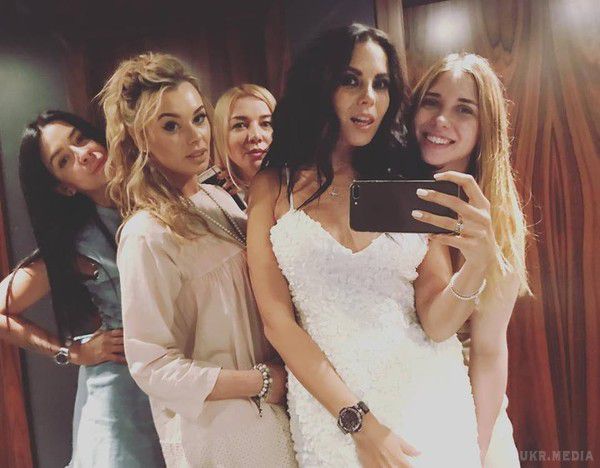 Настя Каменських повеселилася з подругами. Співачка опублікувала в Instagram фото з друзями.