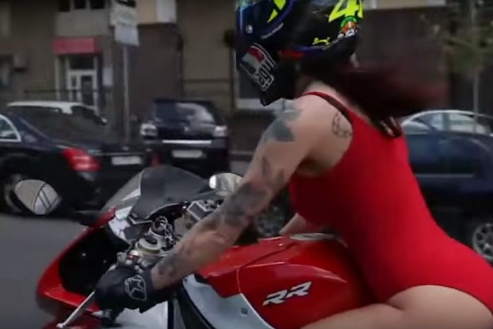 Мотоциклістка у відвертому вбранні підкорює українських водіїв (відео). Ефектна дівчина на потужному німецькому мотоциклі - ні, це не зображення з модного мотожурналу, а одна з Байкерш, яких можна зустріти на київських дорогах.