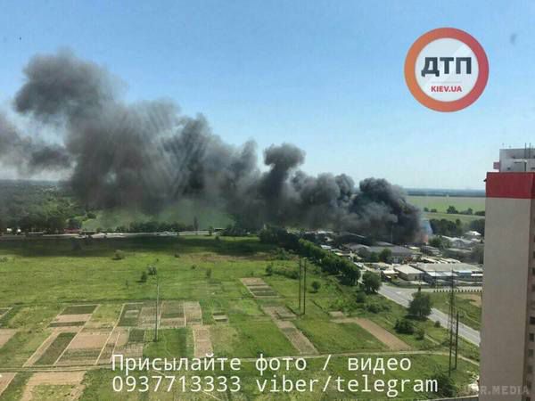 Масштабна пожежа під Києвом: у Броварах горять склади з паливом (фото, відео). Пожежу видно навіть зі столиці