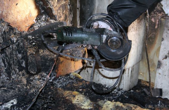 Жителю Харківської області вибухом відірвало ногу і пальці на руці. Чоловік у себе вдома розпилював болгаркою невідомий предмет.